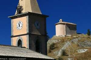 le clocher de l'église et la chapelle Saint-Ferréol de Vergons
