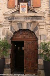 portail de l'hôtel de ville de Serres