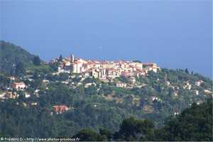 castellar, village belvédère sur la Méditerranée