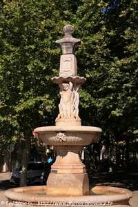 fontaine sur la place de Gueydan à Gardanne