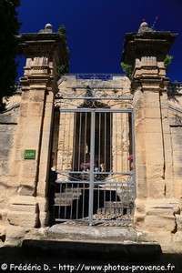 portail du château de Jouques
