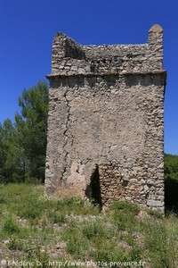tour ruinée de Saint-Mitre-les-Remparts
