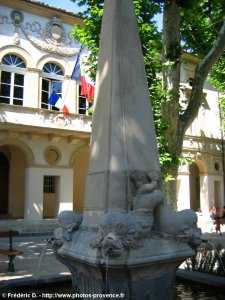 fontaine face à la mairie de saint-remy de provence
