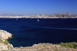 vue de Marseille et la Bonne Mère depuis le Frioul