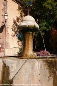 fontaine de la place Paul Simon des Arcs