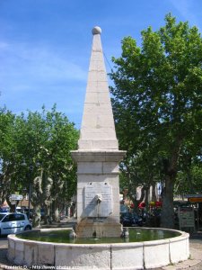 fontaine place Malherbe de Saint-Maximin