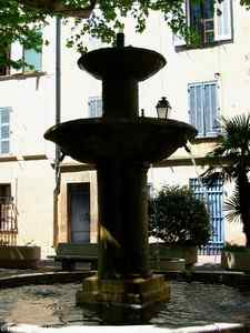 fontaine place Gambetta de Solliès-Toucas