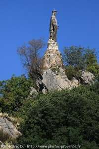 la Vierge au sommet d'un piton rocheux à Tourves