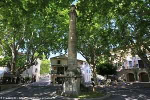 colonne de Pétrarque à Fontaine de Vaucluse