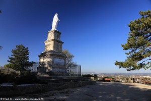 statue de la Vierge Marie au sommet de la colline Saint-Eutrope