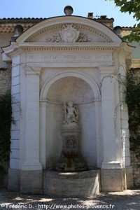 fontaine du jardin de la mairie de Pernes