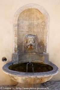 fontaine de la place de la mairie de Pernes