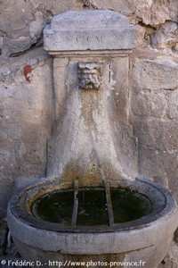 fontaine de la place de Brancas de Pernes