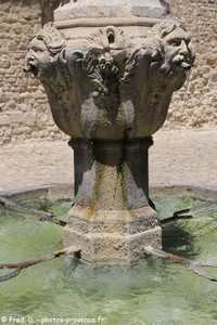 fontaine du Cormoran de Pernes les Fontaines