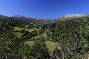 vue sur le sommet de Couard (1988 m) et la montagne du Cheval Blanc (2283)