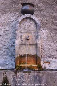 fontaine de l'ancienne mairie de colmars les alpes