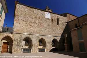 enfeus et colonne romaine de l'ancien clo&icirc;tre de Cruis