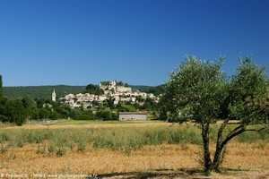le village de Mane vu depuis la route de Saint-Maime