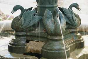 fontaine sur la place Saint-Sauveur de Manosque