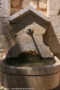 fontaine de l'église de Quinson