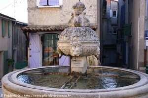la fontaine ronde de Sainte-Tulle