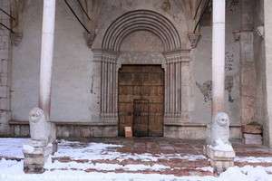 entrée de l'église Notre-Dame d'Aquilon de Guillestre