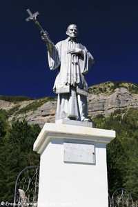 la statue de Saint-Vincent de Paul de la Fare-en-Champsaur