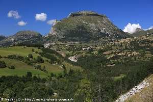 hameau du Collet dominé par la montagne de Saint-Gicon