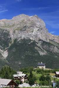 chapelle Saint-Romain de Puy-Saint-Vincent face au Pic de Montbrison