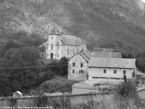village de saint-jacques-en-valgodemard avec son église