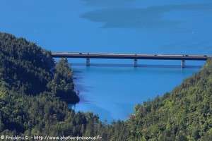 pont sur le lac de serre-poncon