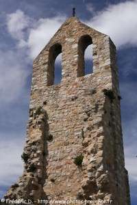 le clocher-tour de Carros, vestige de l'église Notre-Dame-de-Cola