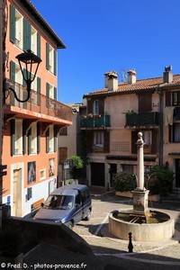place Désiré Féraud et sa fontaine de 1823