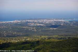 vue du cap d'Antibes depuis Gourdon