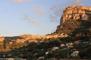 village de Saint-Jeannet au lever du soleil
