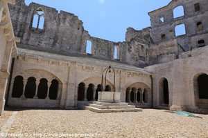 jardin central du cloître de l'abbaye de montmajour