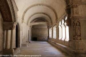 le cloître de l'abbaye de Montmajour