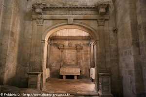 intérieur de l'église Saint-Honorat d'Arles