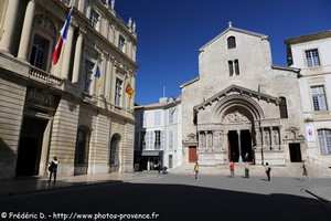 la mairie et l'église d'Arles
