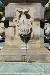 fontaine aux Dauphins de Charleval