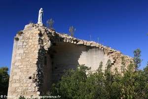 la vierge sur les restes du Donjon d'Eygalieres