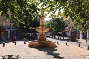 fontaine sur la place de Gueydan à Gardanne