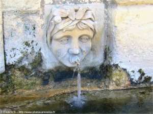 fontaine sur le portail d'Arles à Istres