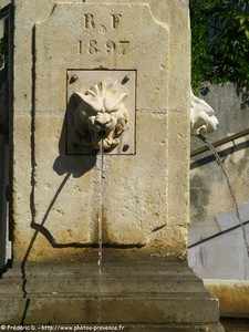 fontaine place de l'église de Rognac