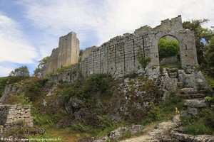 premier rempart et tour carré à trois étages du fort de Buoux