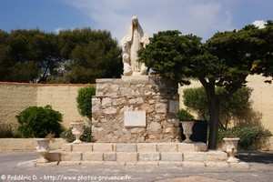 la statue de Notre-Dame-des-Pêcheurs de l'ile de Bendor