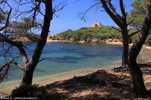 la plage noire du Grand Langoustier et le fort du Langoustier