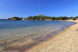 la plage noire du Grand Langoustier et le fort du Langoustier