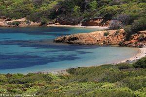 la plage noire du Grand Langoustier et le fort du Langoustier