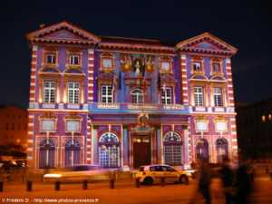 la mairie de Marseille illuminée